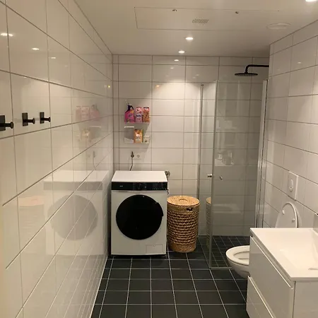 Lys Og Moderne 3-roms Pa Sandsli *